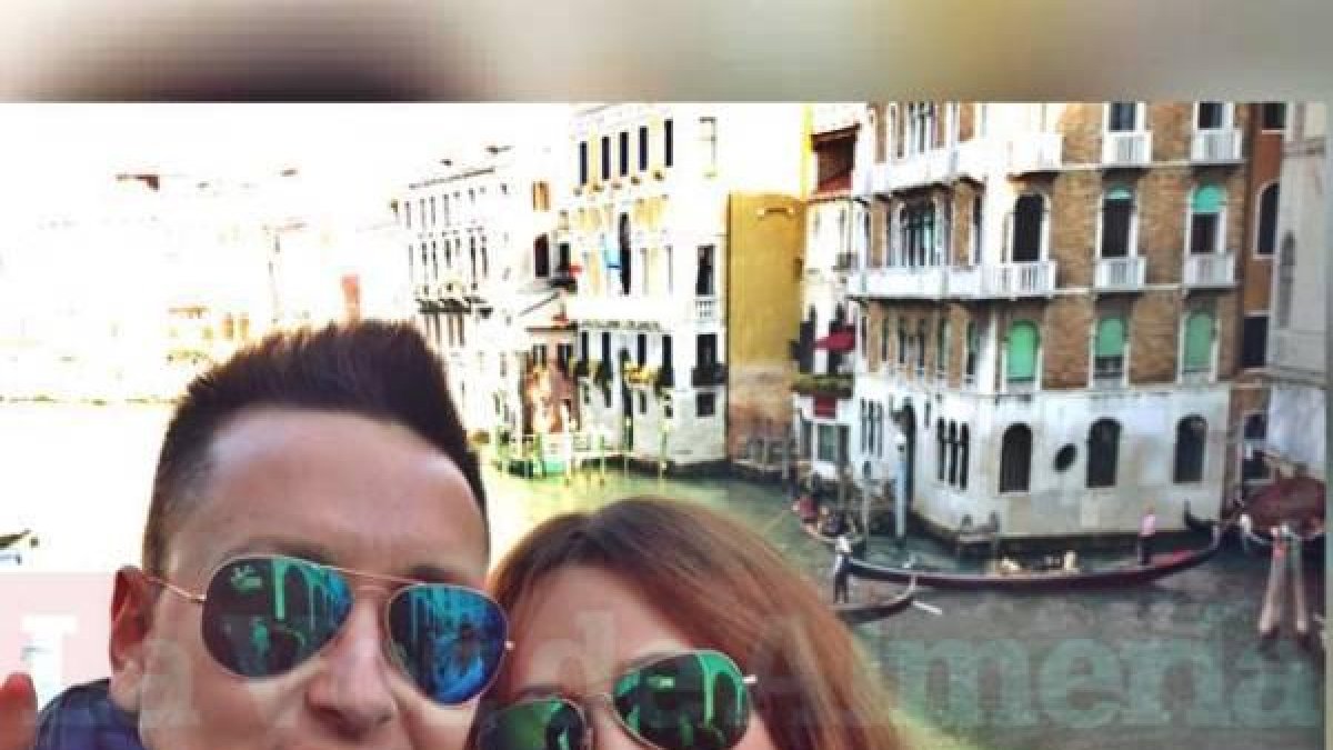 El futbolista fallecido, José Ángel Sánchez junto a su novia.