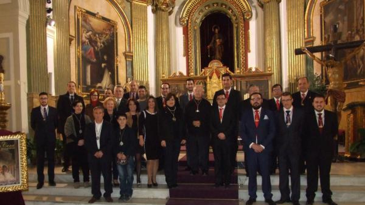 ueva junta de Gobierno de la Hermanda de la Santa Cena, con el consiliario, Esteban Belmonte, la presidenta de la Agrupación, hermanos mayores de ot