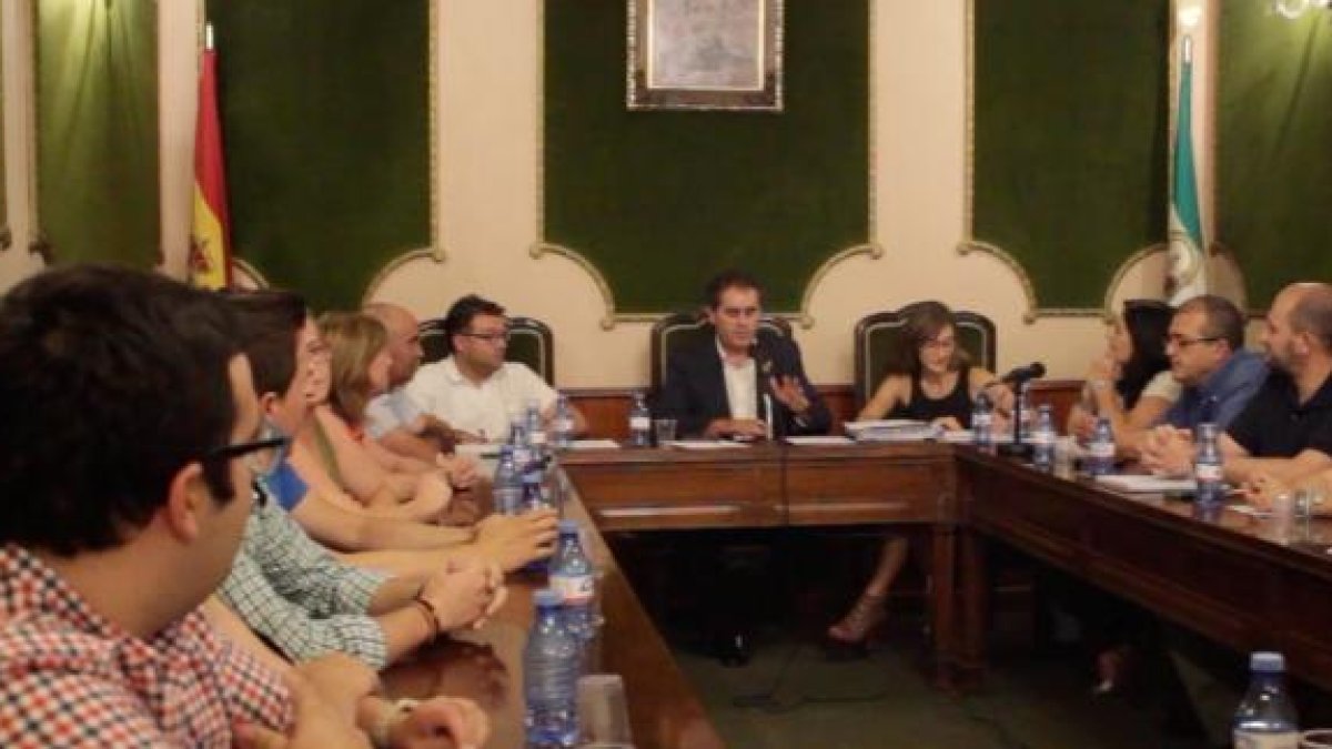 Antonio Torres, en una imagen de archivo, presidiendo un pleno celebrado en el Ayuntmaiento de Berja.  La voz