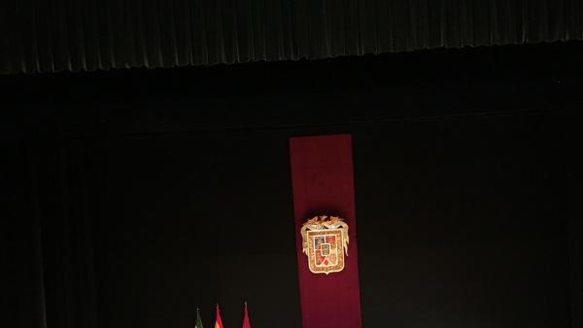 Foto de familia de homenajeados con la Corporación.