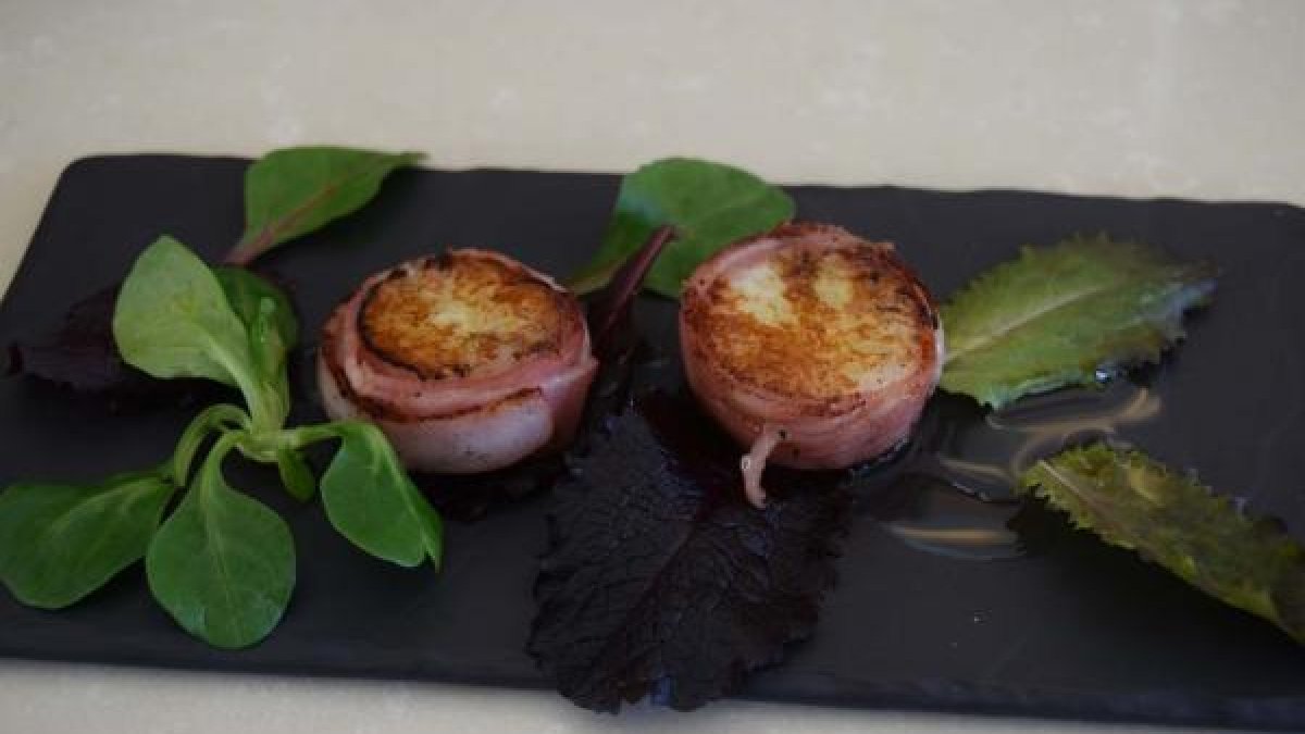 Maki de risotto envuelto en bacon, con queso parmesano y tostado por encima.