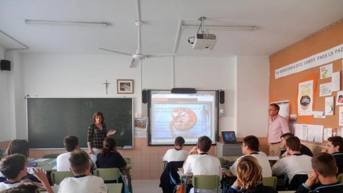 Varios alumnos de una clase recibiendo una charla-taller sobre la función y disfunción de los riñones.