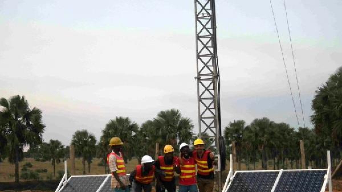 El Ejidense David Iban Cara con varios compañeros cameruneses en una obra.