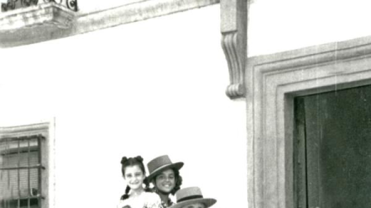 Don Juan de la cruz con su coche de caballos dispuesto a dar una vuelta con sus hijas y familiares. Años 50