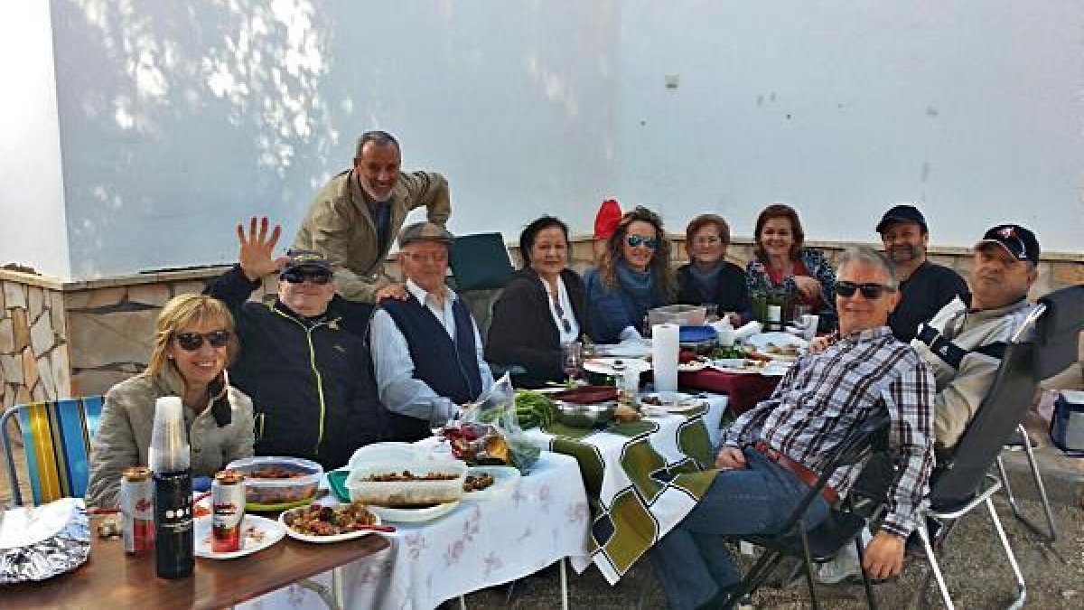 El alcalde de Vera con uno de los grupos en la fiesta