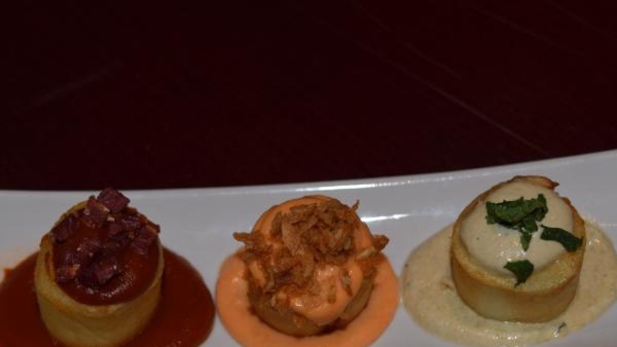 Patatas bravas con tres salsas de Scondite Bar.