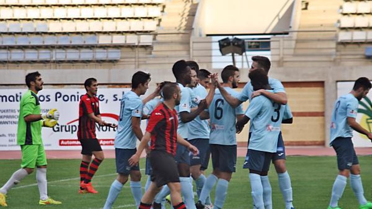 El Melilla se llevó 6 goles de Santo Domingo.