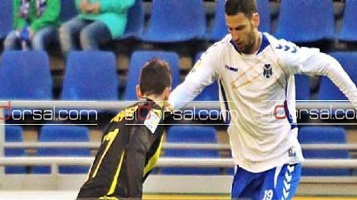 Edgar con la camiseta del Tenerife.