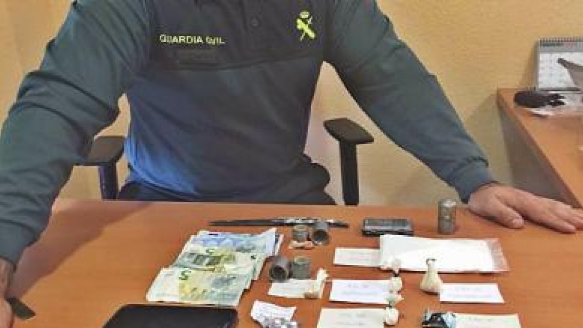 Droga, dinero y móviles incautados al detenido