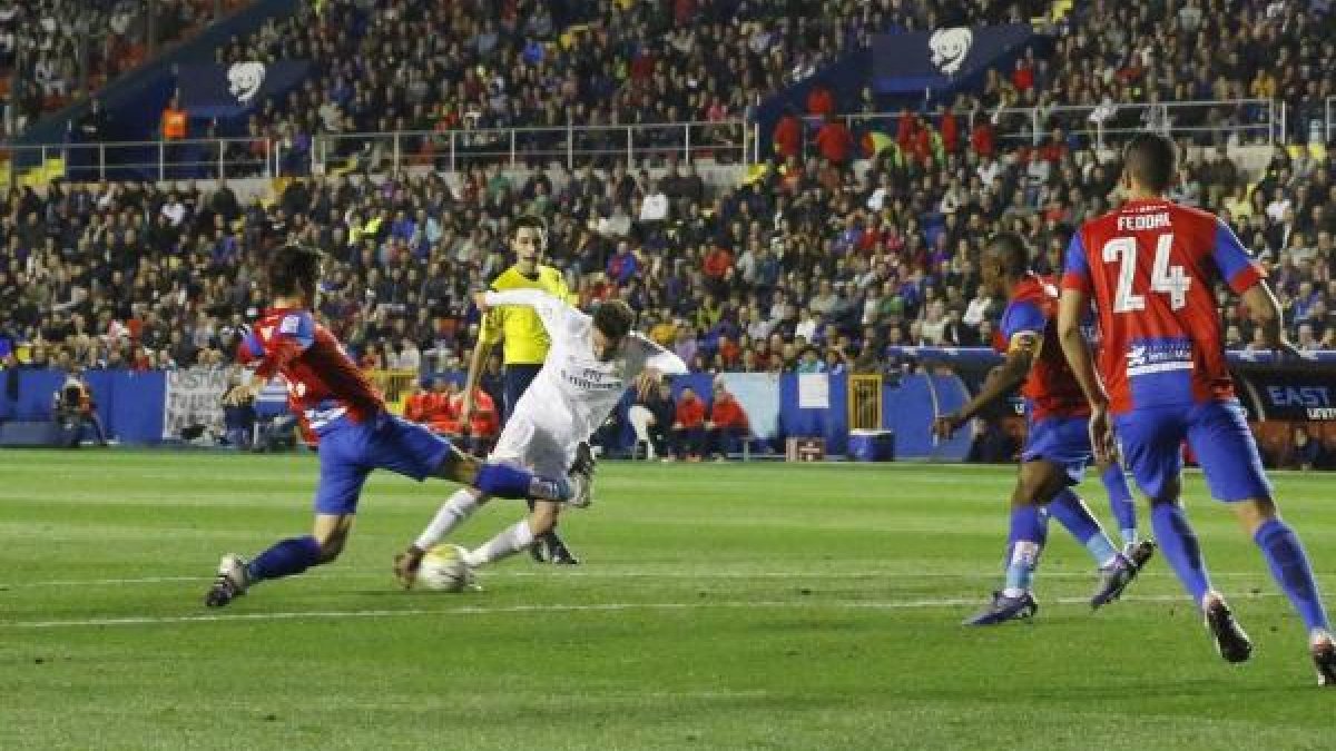 Mayoral lanzó y Mariño metió la pelota en su portería.