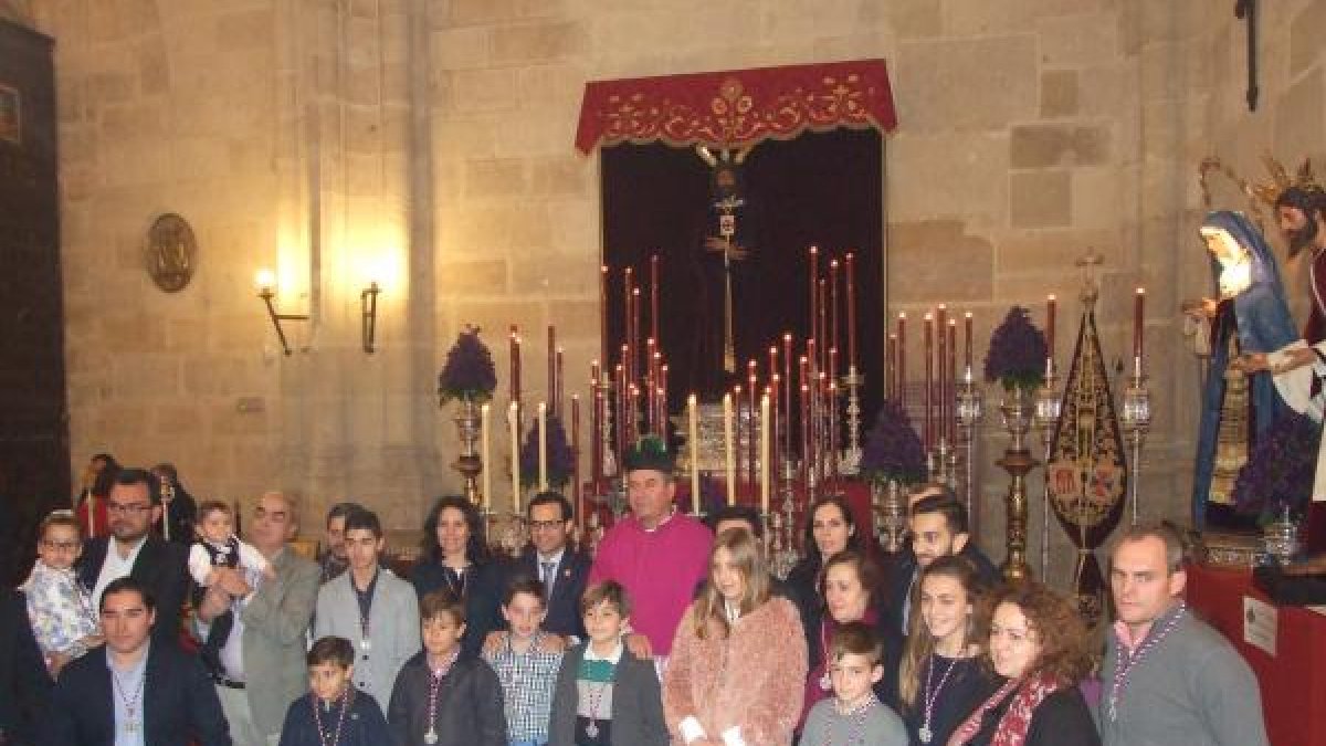 Tras jurar las Reglas de la Hermandad del Prendimiento, los hermanos posan ante el Señor Cautivo de Medinaceli.