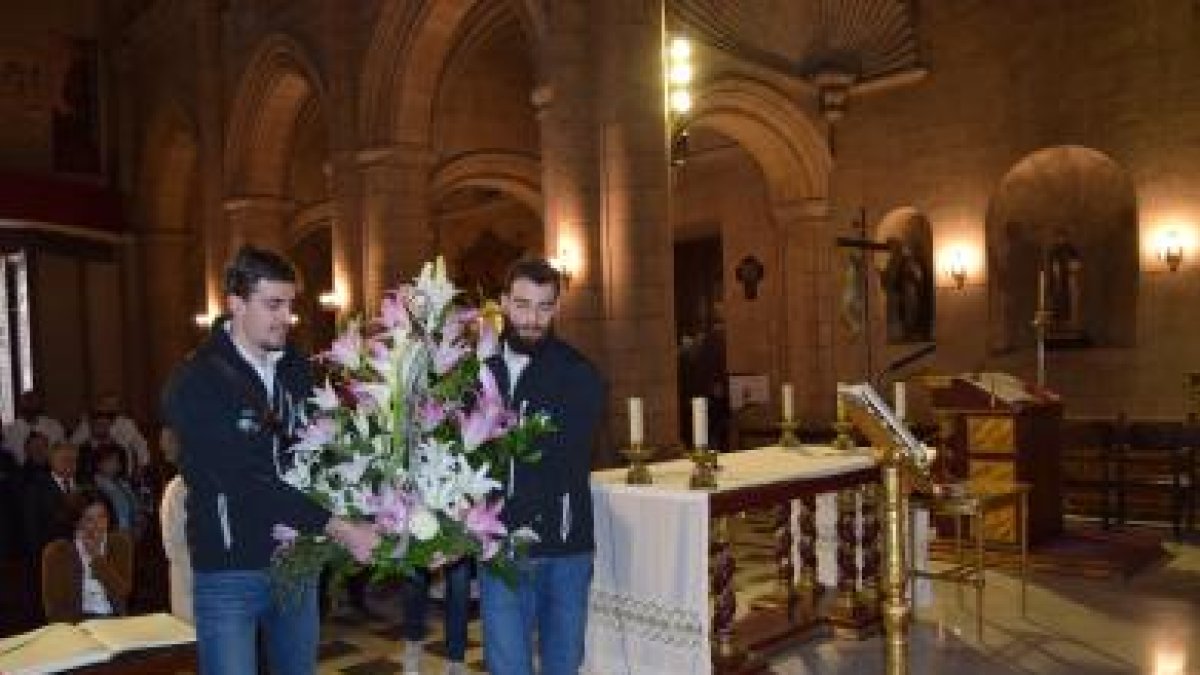 Almansa y Llabrés con las flores.