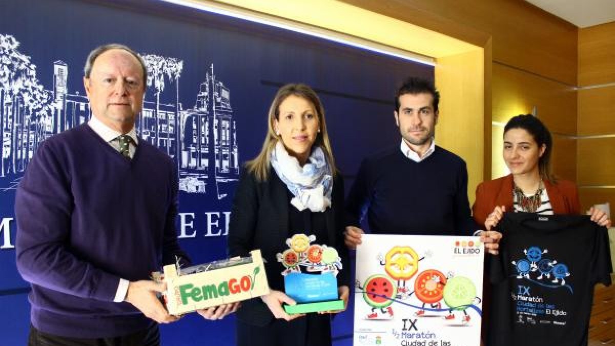 En la presentación, miembros del Ayuntamiento y colaboradores de la carrera.
