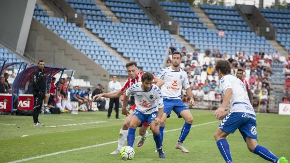 Almería y Tenerife empataron a dos en el Mediterráneo.