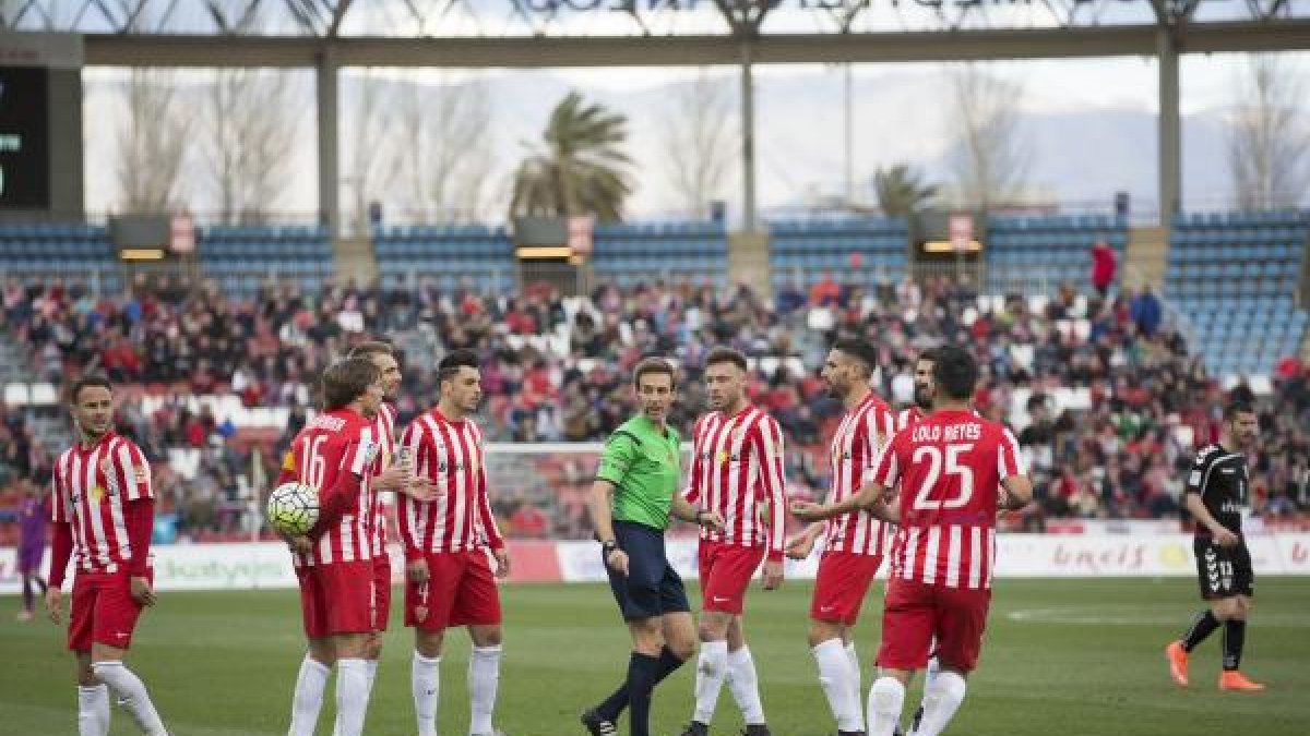 Los jugadores protestando a Pizarro Gómez.