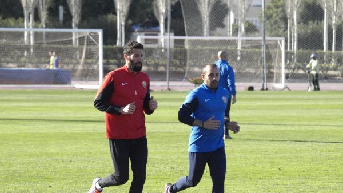 Carlos Cuéllar con el recuperador Jesús Roche.
