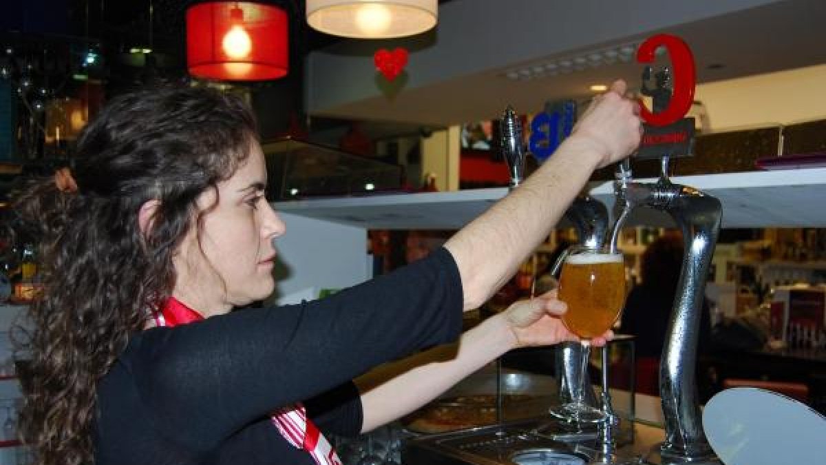 La barra gana a la mesa a la hora de tomar una cerveza.