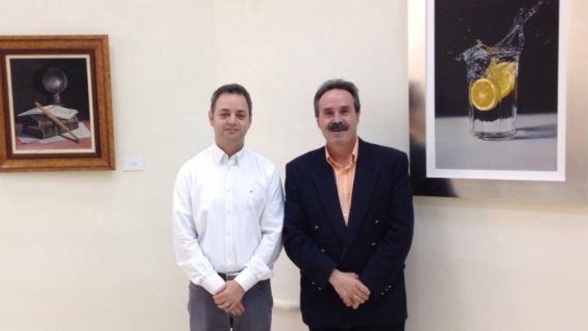 El delegado Alfredo Valdivia, junto al pintor Javier Cano.
