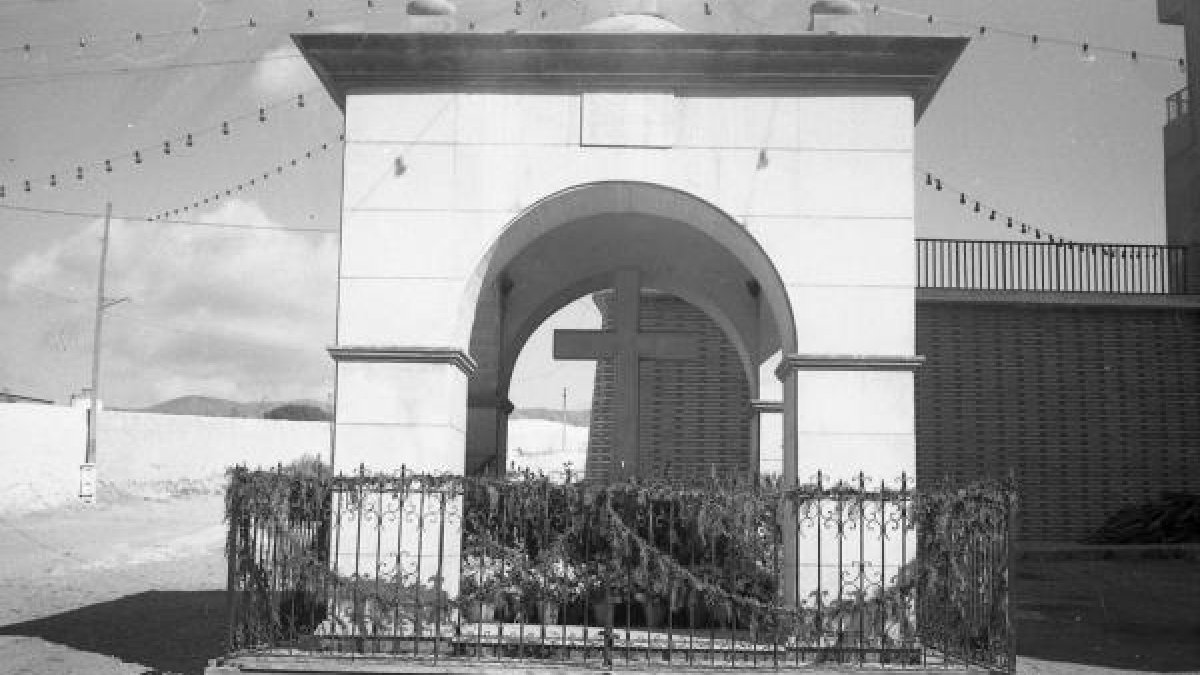 La Cruz de Caravaca junto al camino de tierra que hasta 1974 era el único acceso hacia los colegios, una vereda por la que no podían subir los autobu