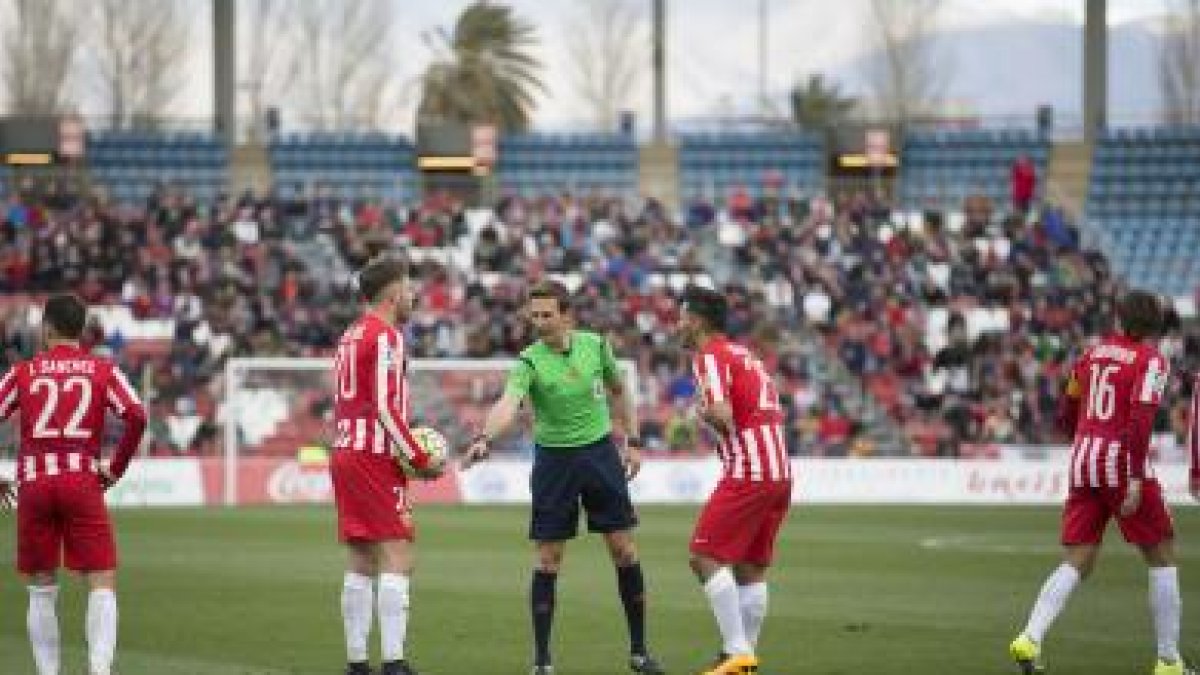 José Ángel y Lolo Reyes protestan una jugada al árbitro.