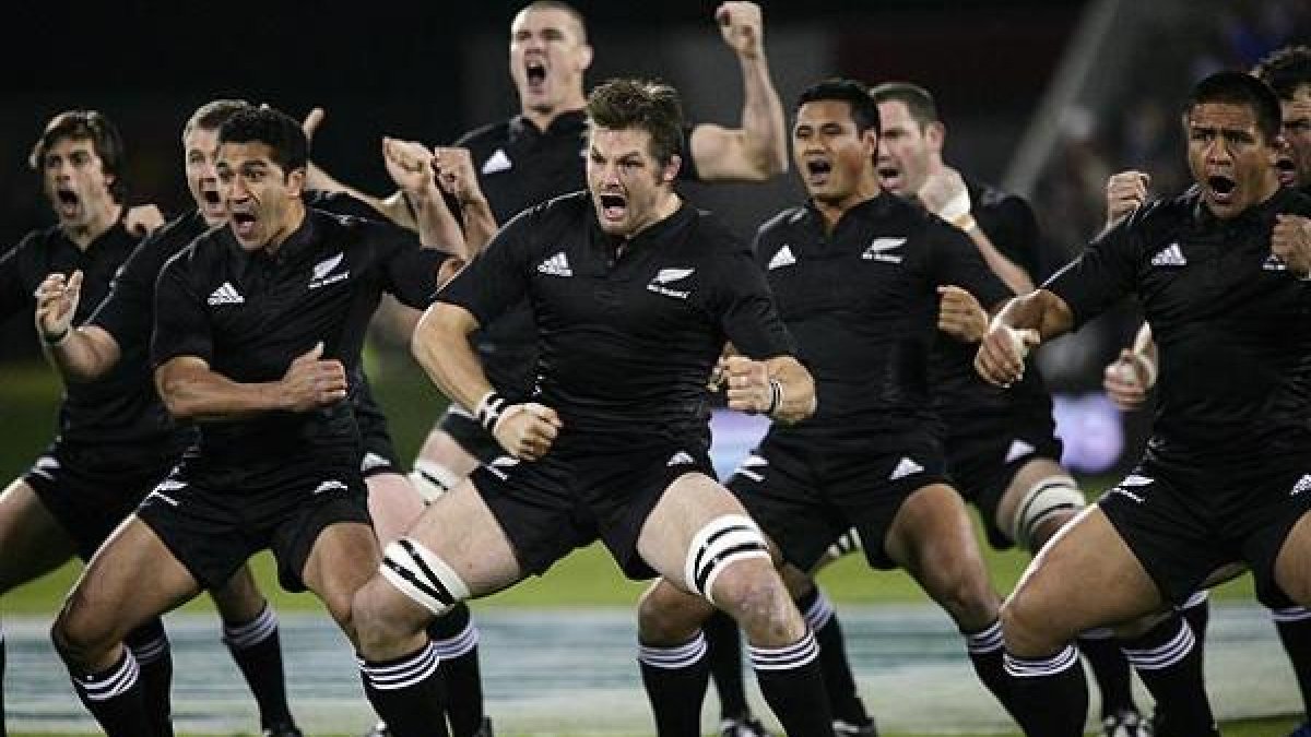 El rugby de Almería prepara una Haka en el ayuntamiento.