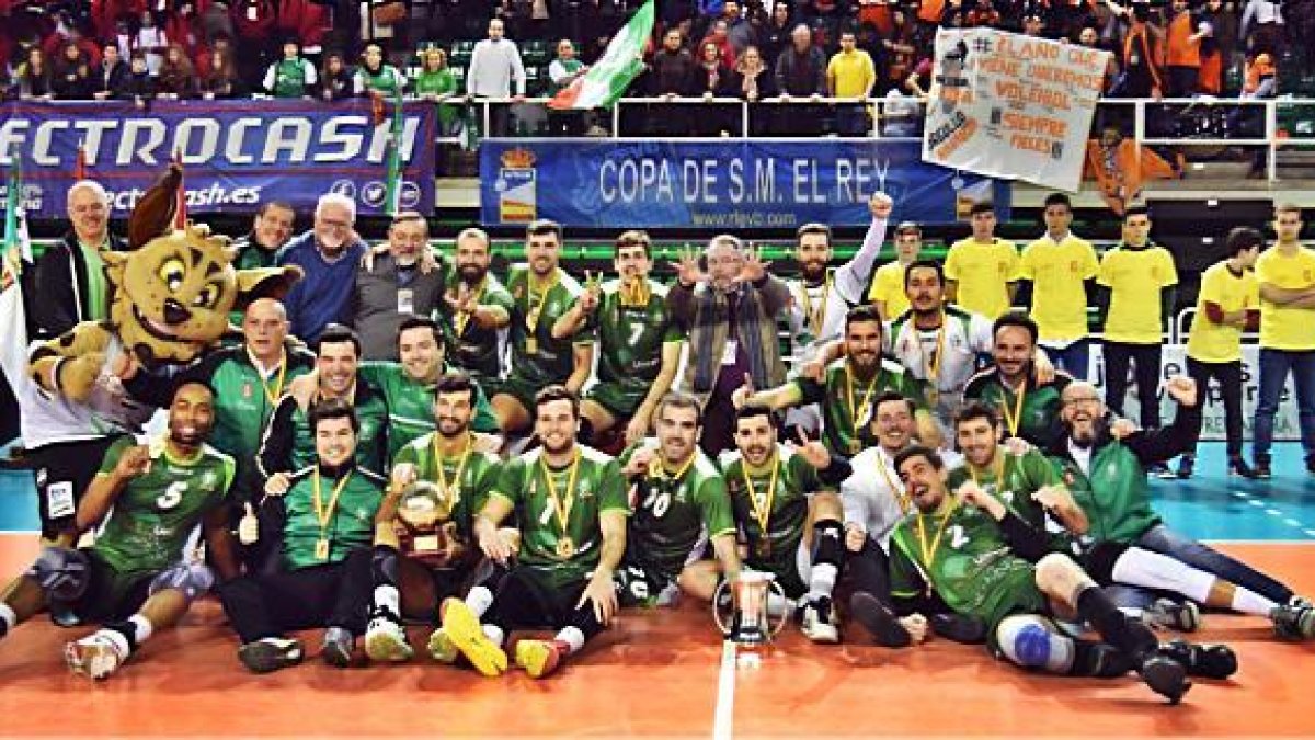 Ramón Sedeño con las manos abiertas recordando la décima Copa.