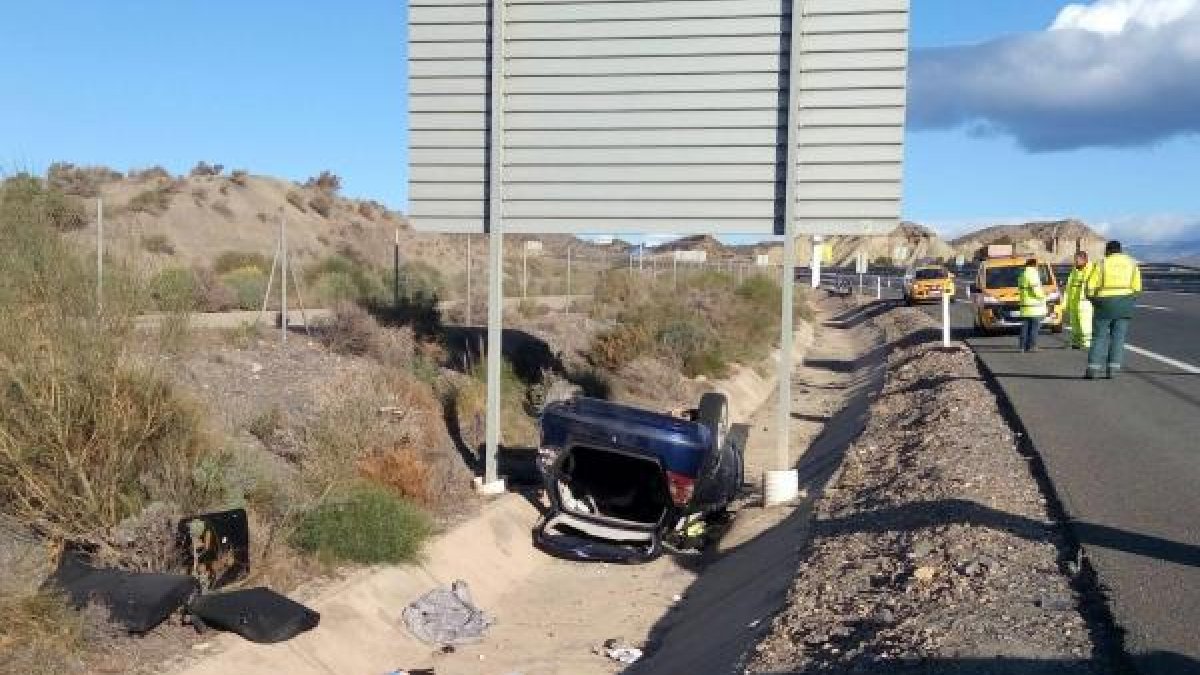 Vehículo volcado en la cuneta de la A-92 en el término municipal de Gádor.