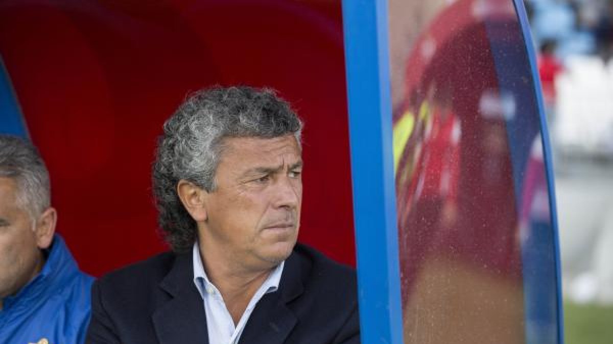 Pipo Goro pensativo en el banquillo.