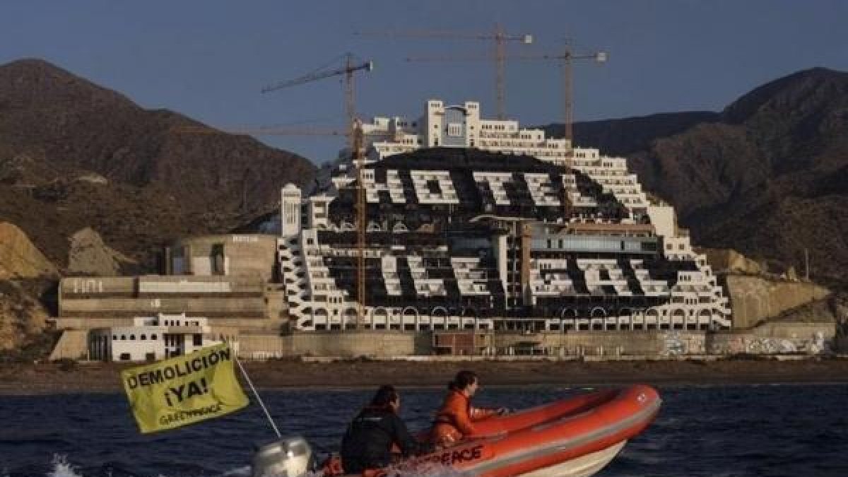 Una zódiac de Greenpeace navega frente al hotel de El Algarrobico.