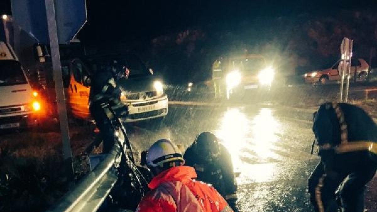 Un equipo de Emergencias Sanitarias trabaja en el lugar del siniestro.