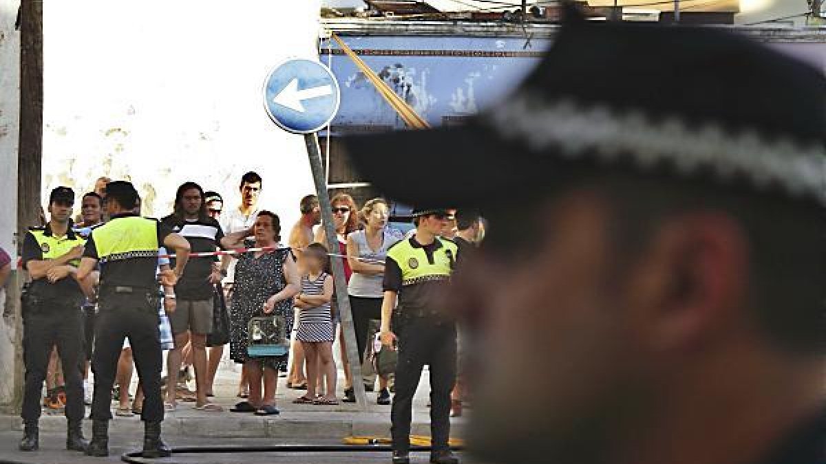 Policías locales de Almería en una intervención.