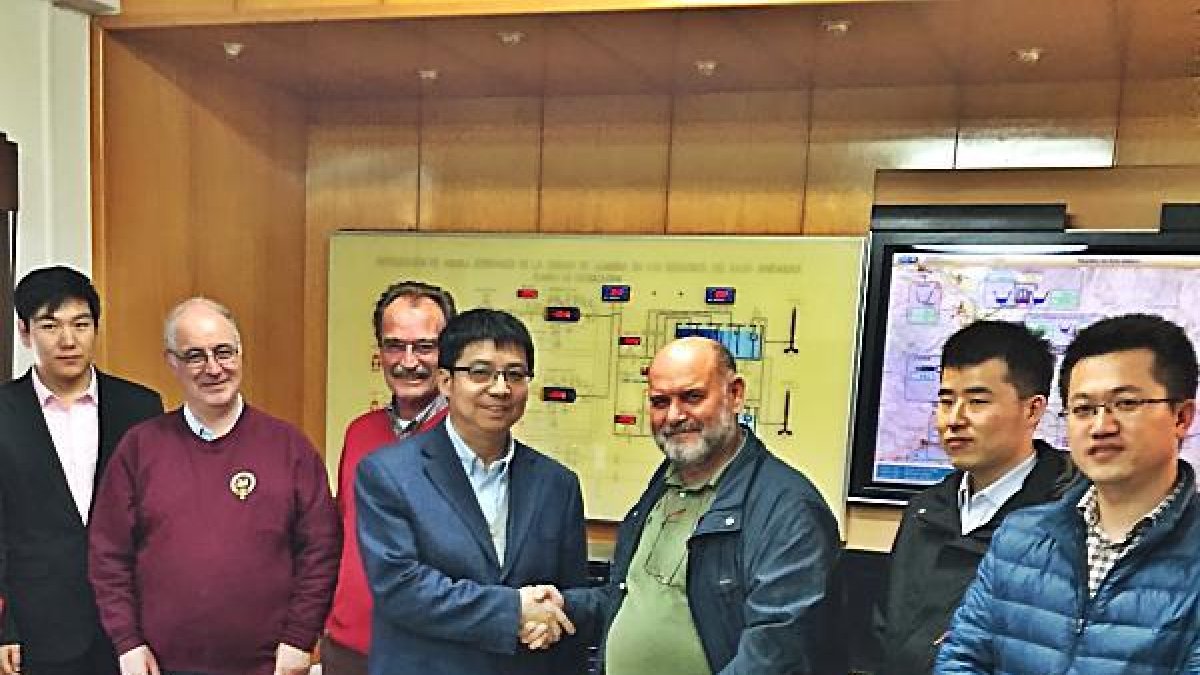 Investigadores chinos en la planta de ozono de Almería.