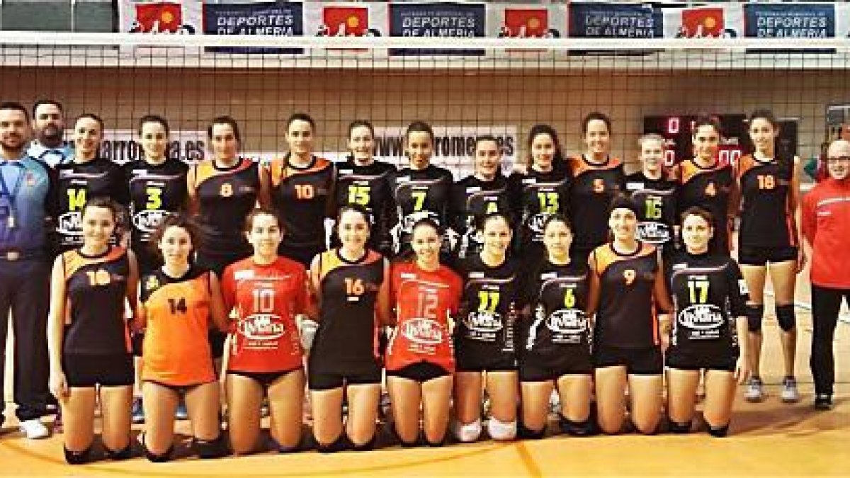Los dos equipos posan en Palacio.