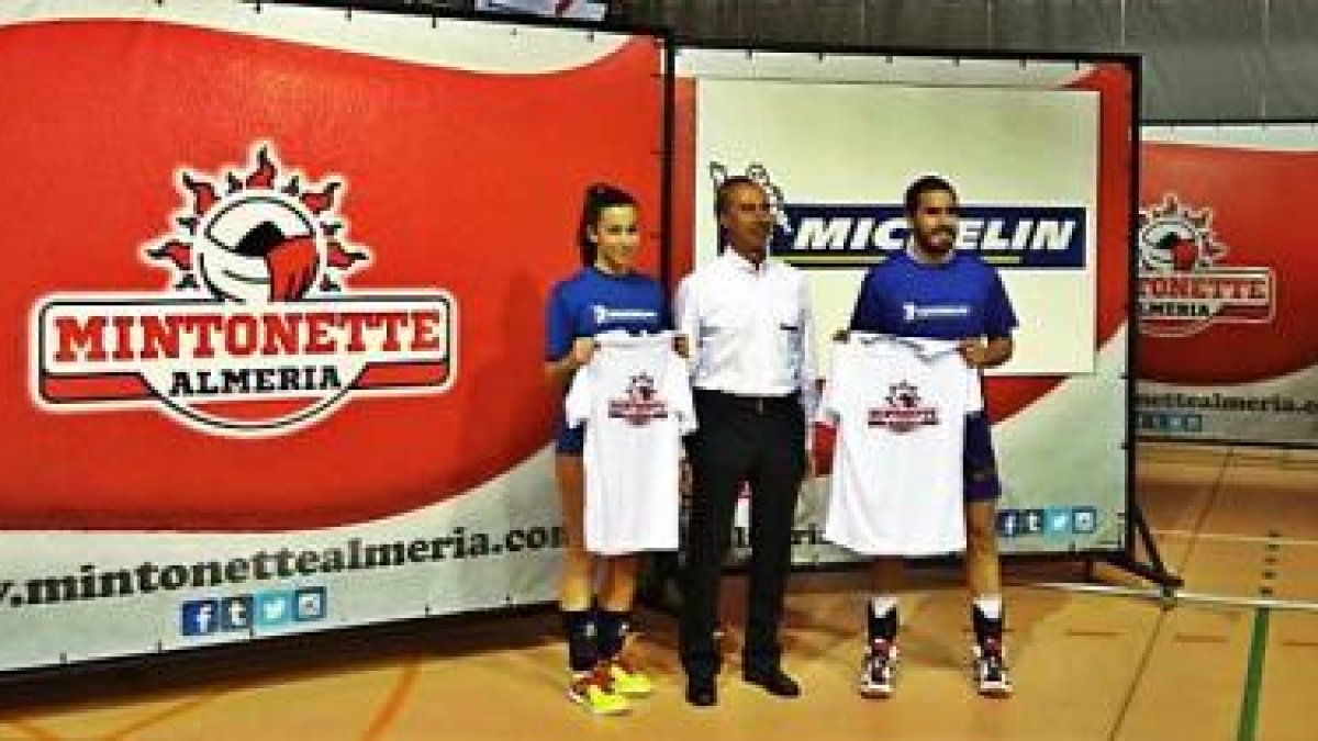 Javier Deleyto Alcalá al que el capitán del equipo sénior, Jorge Soriano y la capitana del Sénior, Laura Gázquez hicieron entrega de una camiseta de