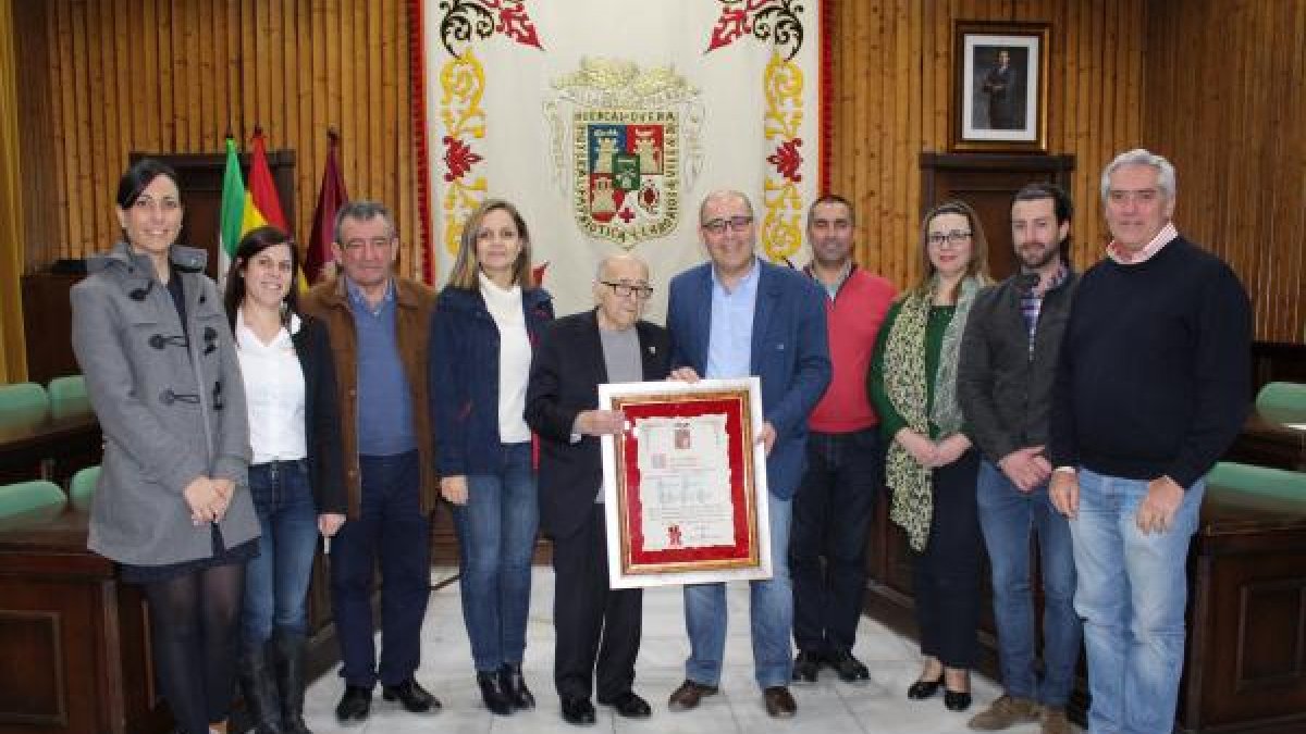 El galardonado recibe el pergamino que le reconoce como Visitante Ilustre en Huércal Overa. La voz