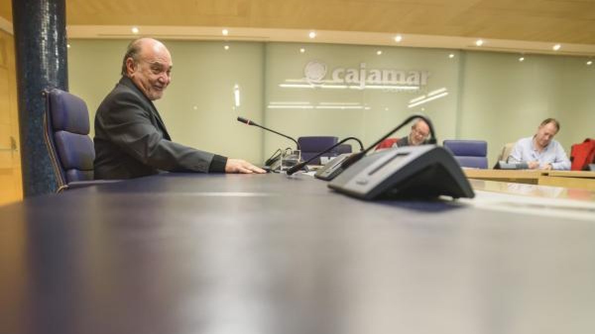 Juan de la cruz cárdenas centró ayer la atención del sector financiero nacional al oficializarse su relevo al frente de la primera cooperativa de cré