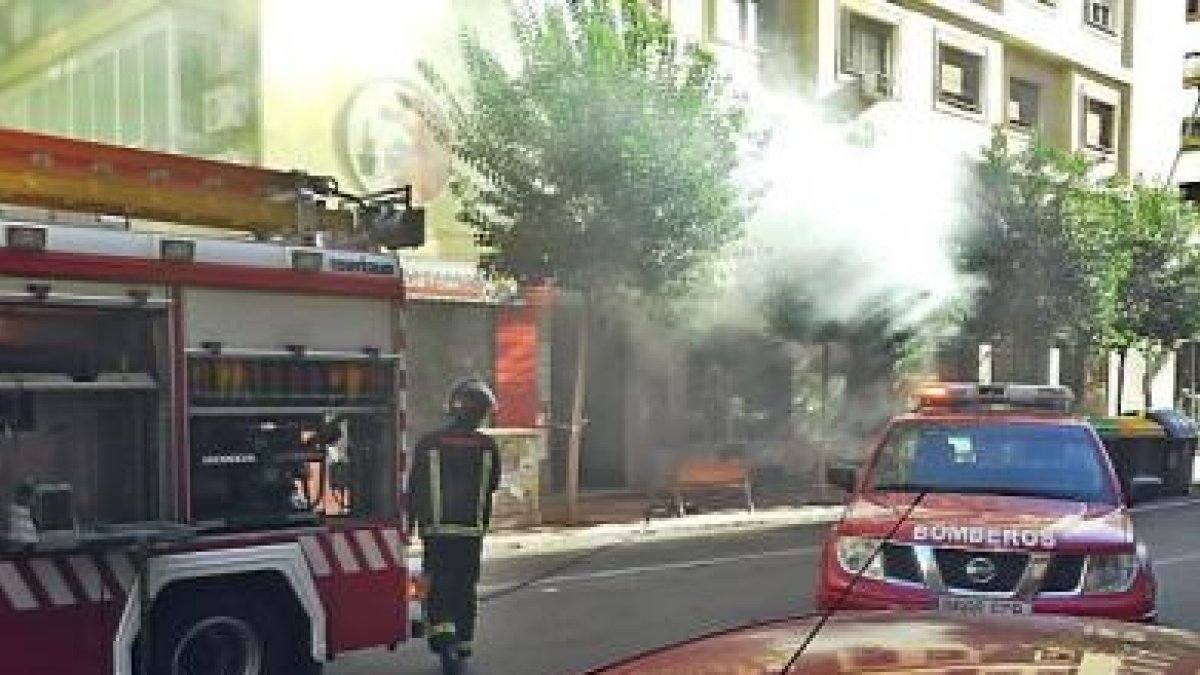 Bomberos en una actuación en la capital