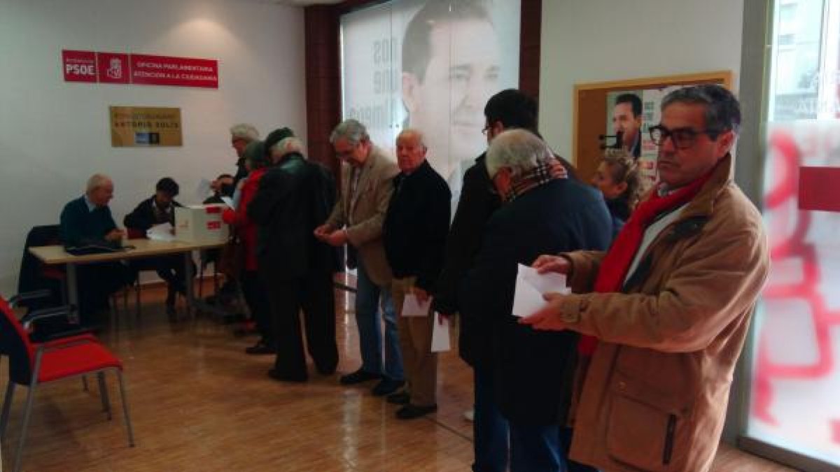 Votaciónes hoy en la sede del PSOE de la capital.