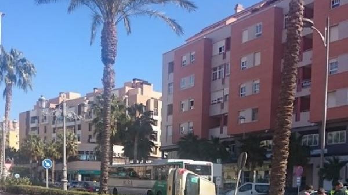 El vehículo volcado en una imagen cedida por Manuel Calderón.