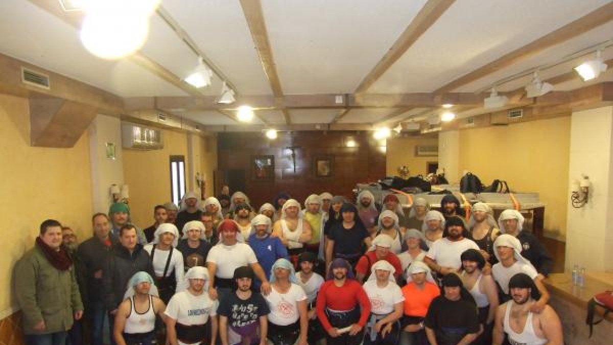 La cuadrilla de costaleros del palio de la Virgen de Fe y Caridad está dirigida por Benjamín González y auxiliares, Jesús del Pino, Juan González, E