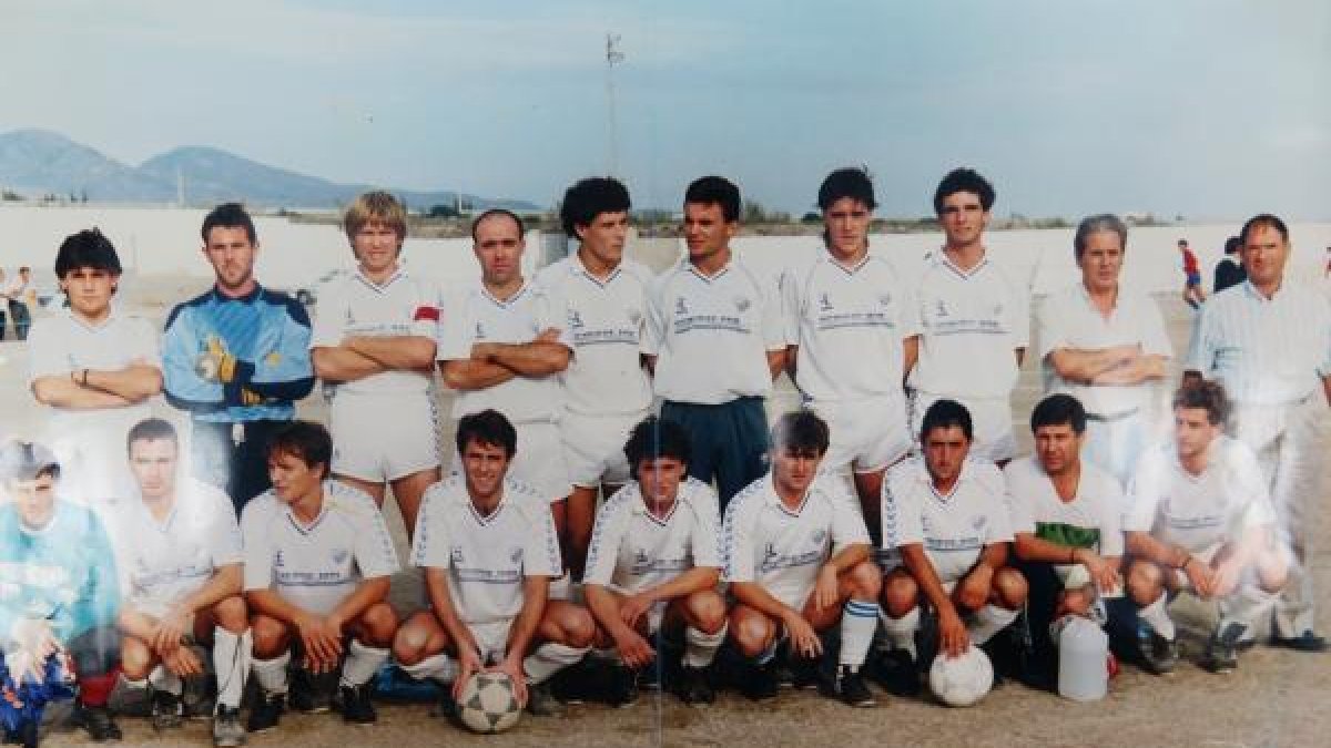 Fotografía de la plantilla del equipo de fútbol aldeillense Agrupación Deportiva Santa María del Águila.
