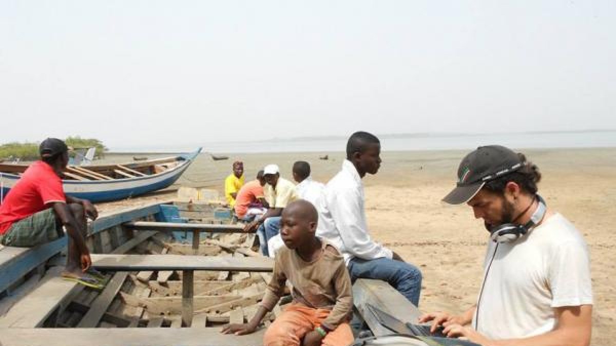 Nuestro Protagonista esperando a que suba la marea para zarpar a Lemberén.