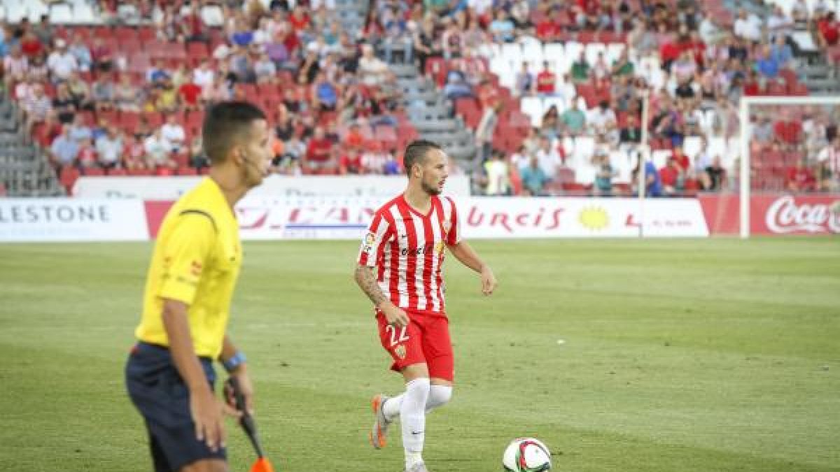 Iván Sánchez apoya al Almería B.