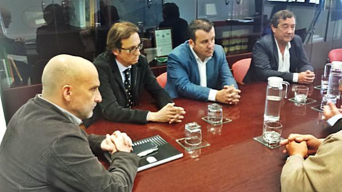 Participantes en una reunión previa en Sevilla, con el alcalde en el centro.