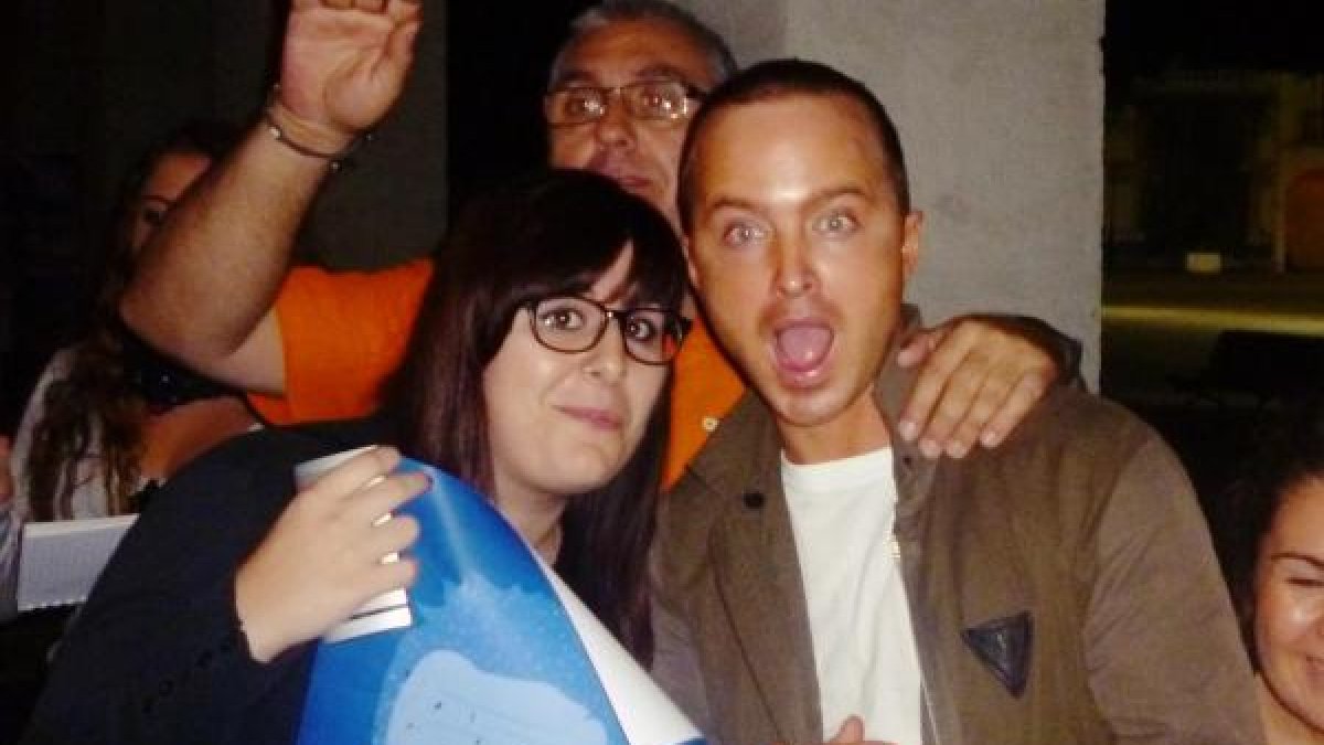 Aaron Paul, recibiendo una ilustración de la diseñadora gráfica almeriense Paula García.