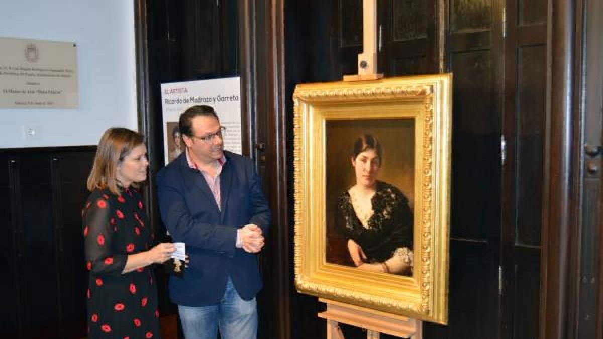 El director del Museo Doña Pakyta explica a la concejal los detalles del retrato.