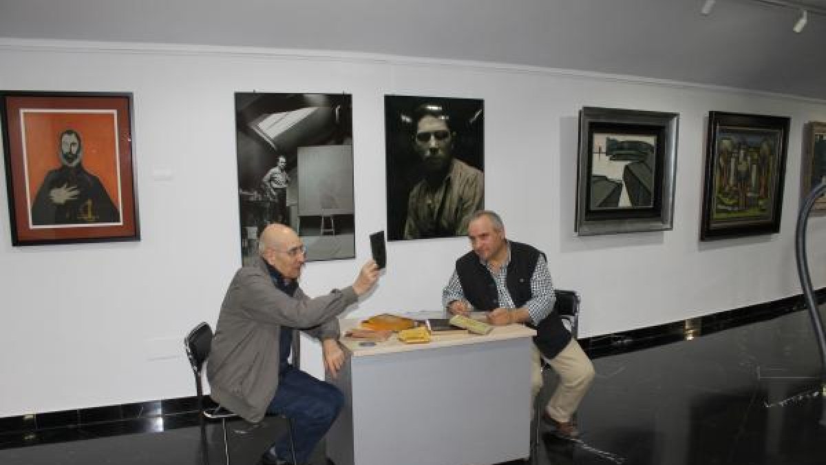 Estudio de los documentos entre los artistas Pedro Segura (izquierda) y Arnáiz.