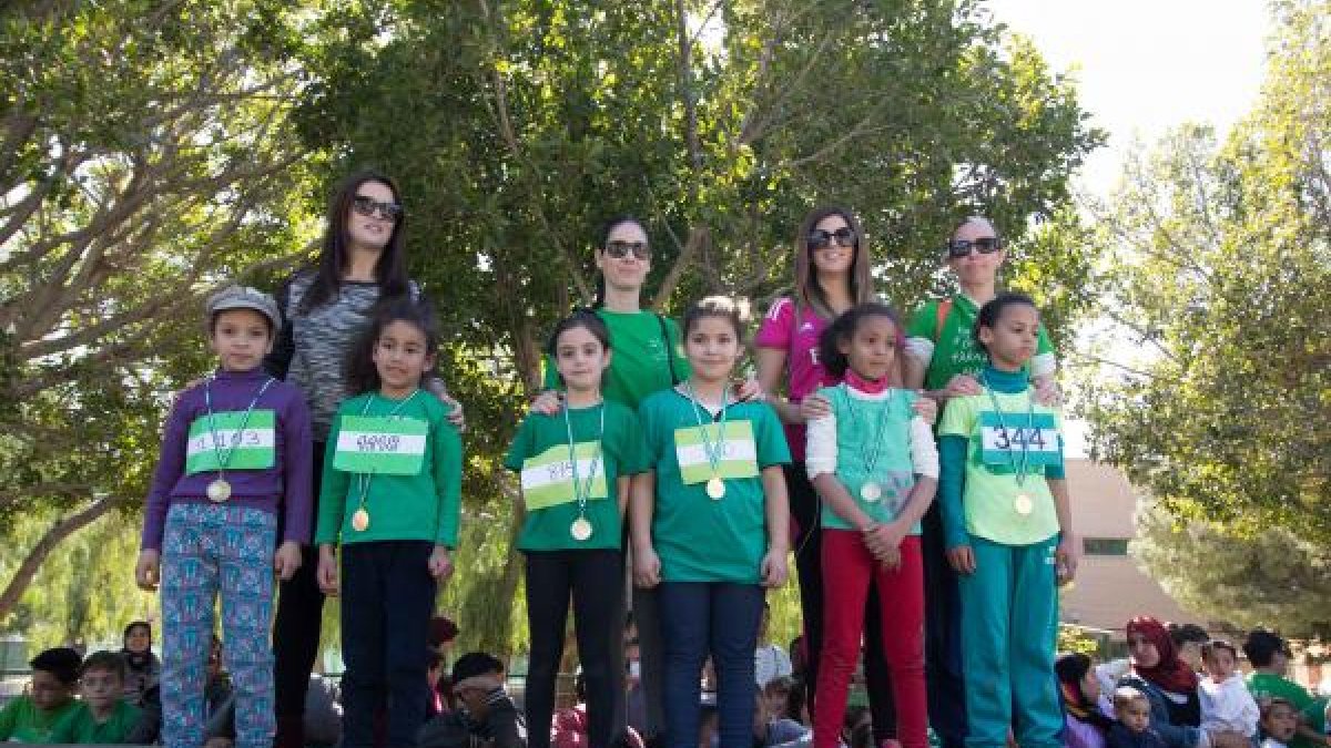 Entrega de medallas a alumnos (izquierda).