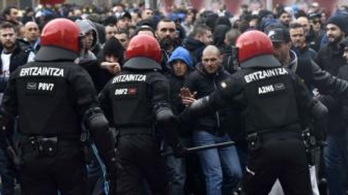 Altercados en la previa del partido europeo.