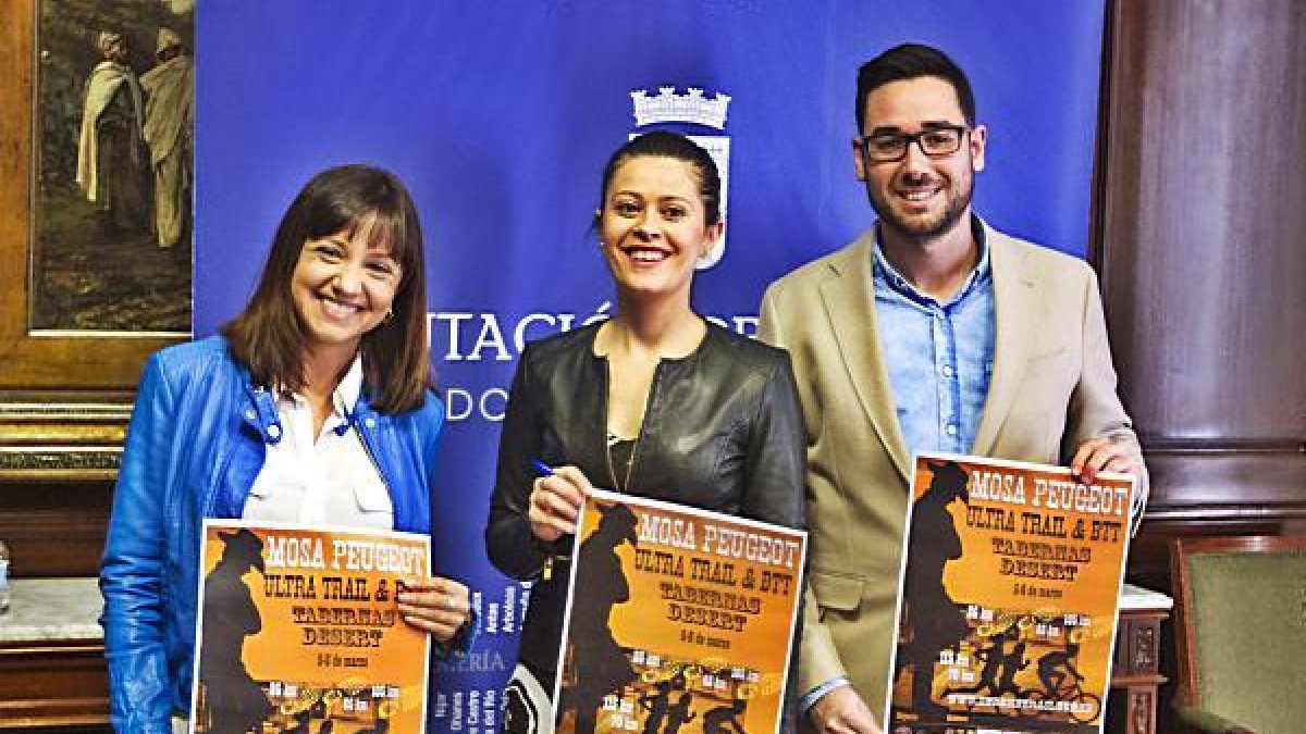 La diputada, Ángeles Martínez, en la presentación de la carrera.